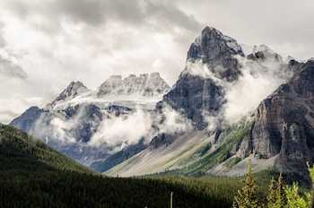 View of the Rocky Mountains next to Calgary, Alberta, Canada with our Ultimate Guide